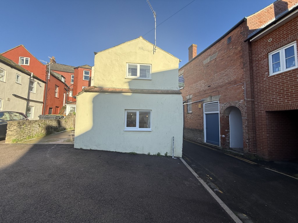Lot: 126 - ONE-BEDROOM COTTAGE FOR UPDATING - Side of property